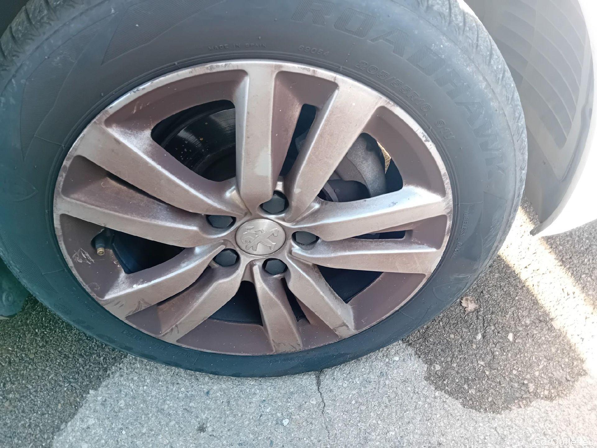  Peugeot  308 PEUGEOT  / 2017 / 5P / berlina con portón 5p Active Pack BlueHDi 130 S&S #17