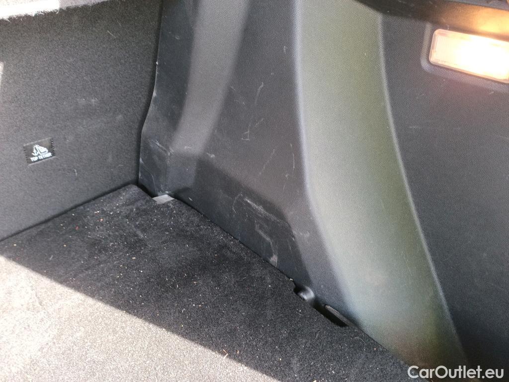  Peugeot  2008 PEUGEOT  / 2019 / 5P / todoterreno Allure BlueHDI 100 S&S BVM6 #9