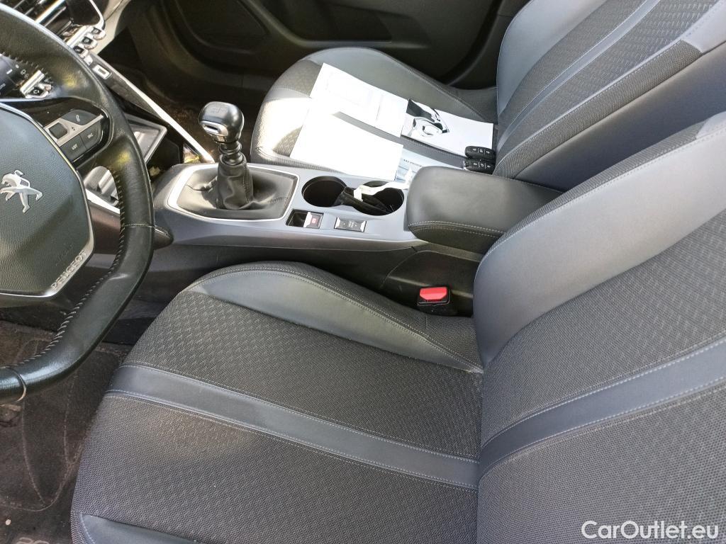  Peugeot  2008 PEUGEOT  / 2019 / 5P / todoterreno Allure BlueHDI 100 S&S BVM6 #23