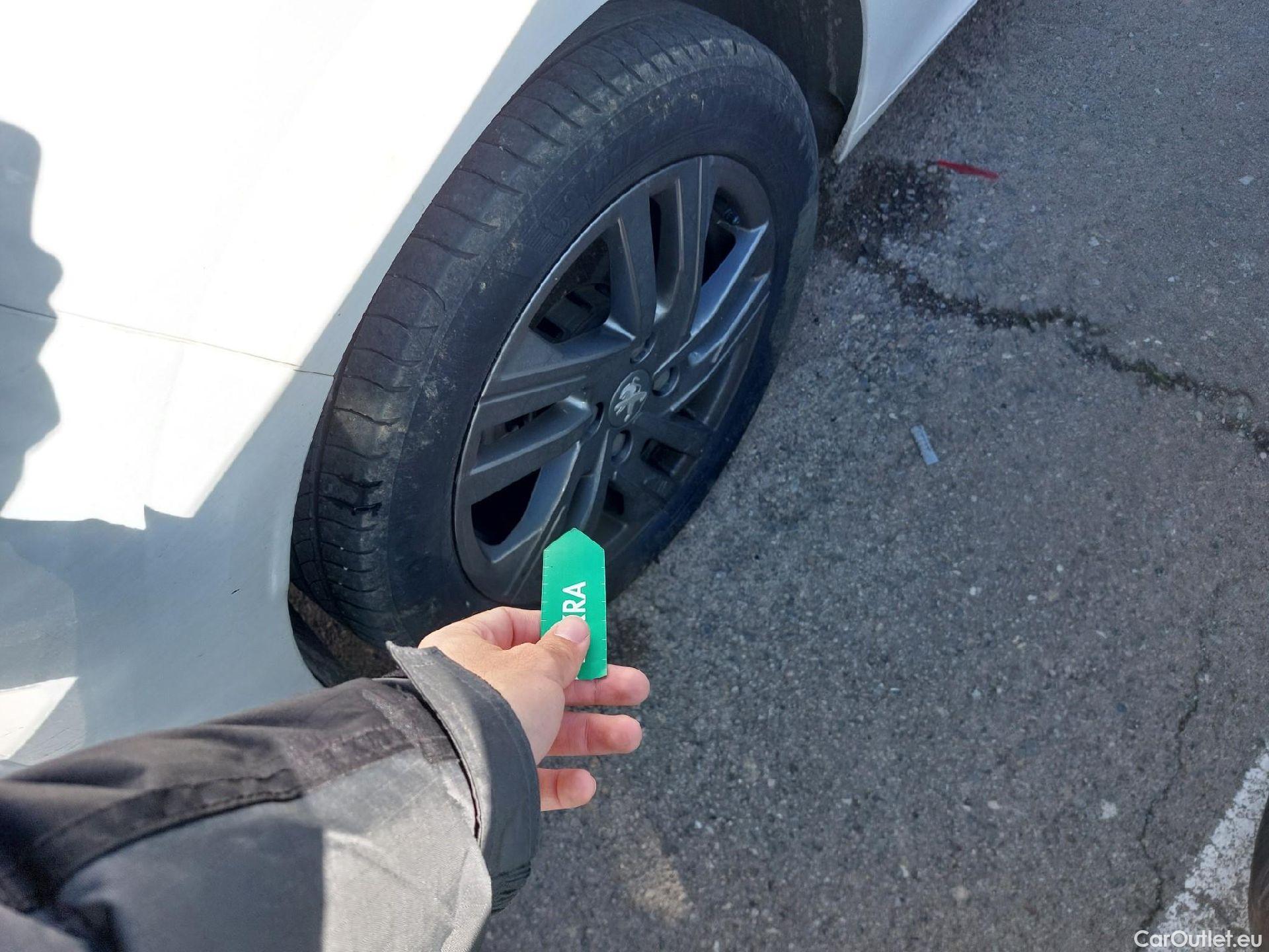  Peugeot  208 PEUGEOT  / 2019 / 5P / berlina con portón BlueHDi 73kW (100CV) Active Pack (AC) #14