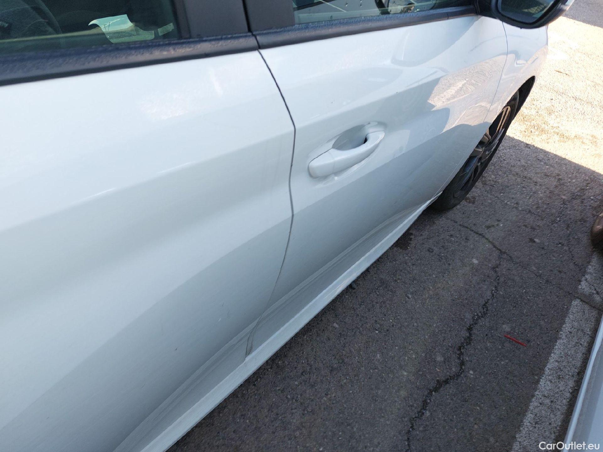  Peugeot  208 PEUGEOT  / 2019 / 5P / berlina con portón BlueHDi 73kW (100CV) Active Pack (AC) #15