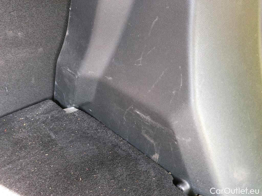  Peugeot  2008 PEUGEOT  / 2019 / 5P / todoterreno Allure BlueHDI 100 S&S BVM6 #10