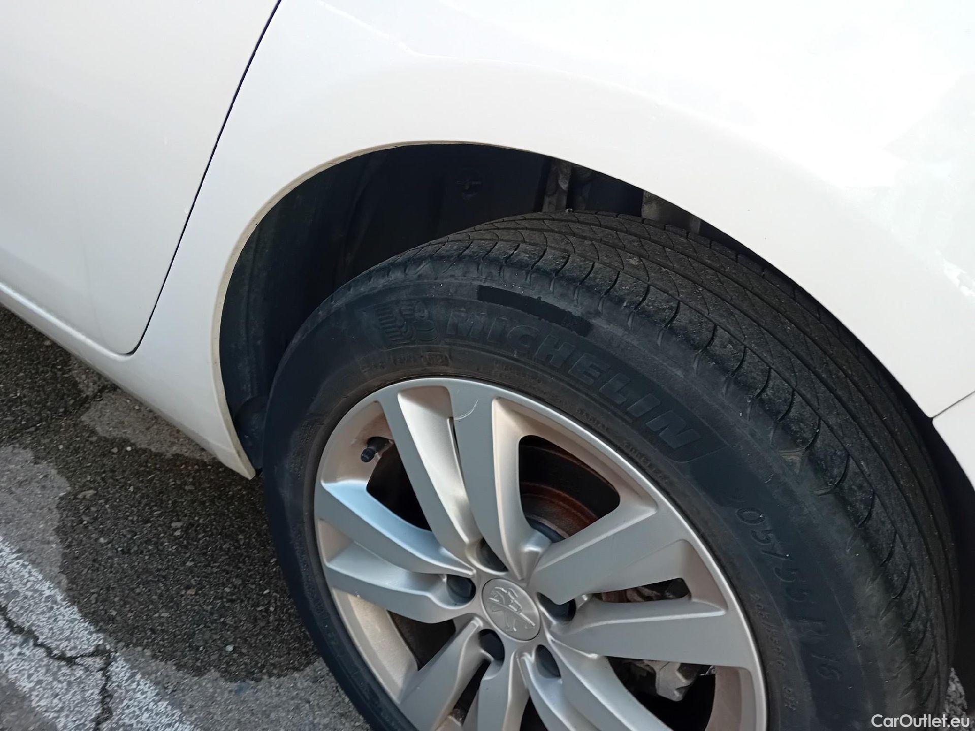  Peugeot  308 PEUGEOT  / 2017 / 5P / berlina con portón 5p Active Pack BlueHDi 130 S&S #8