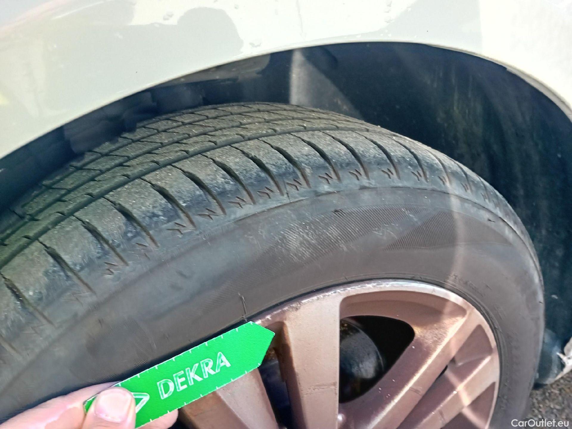  Peugeot  308 PEUGEOT  / 2017 / 5P / berlina con portón 5p Active Pack BlueHDi 130 S&S #3