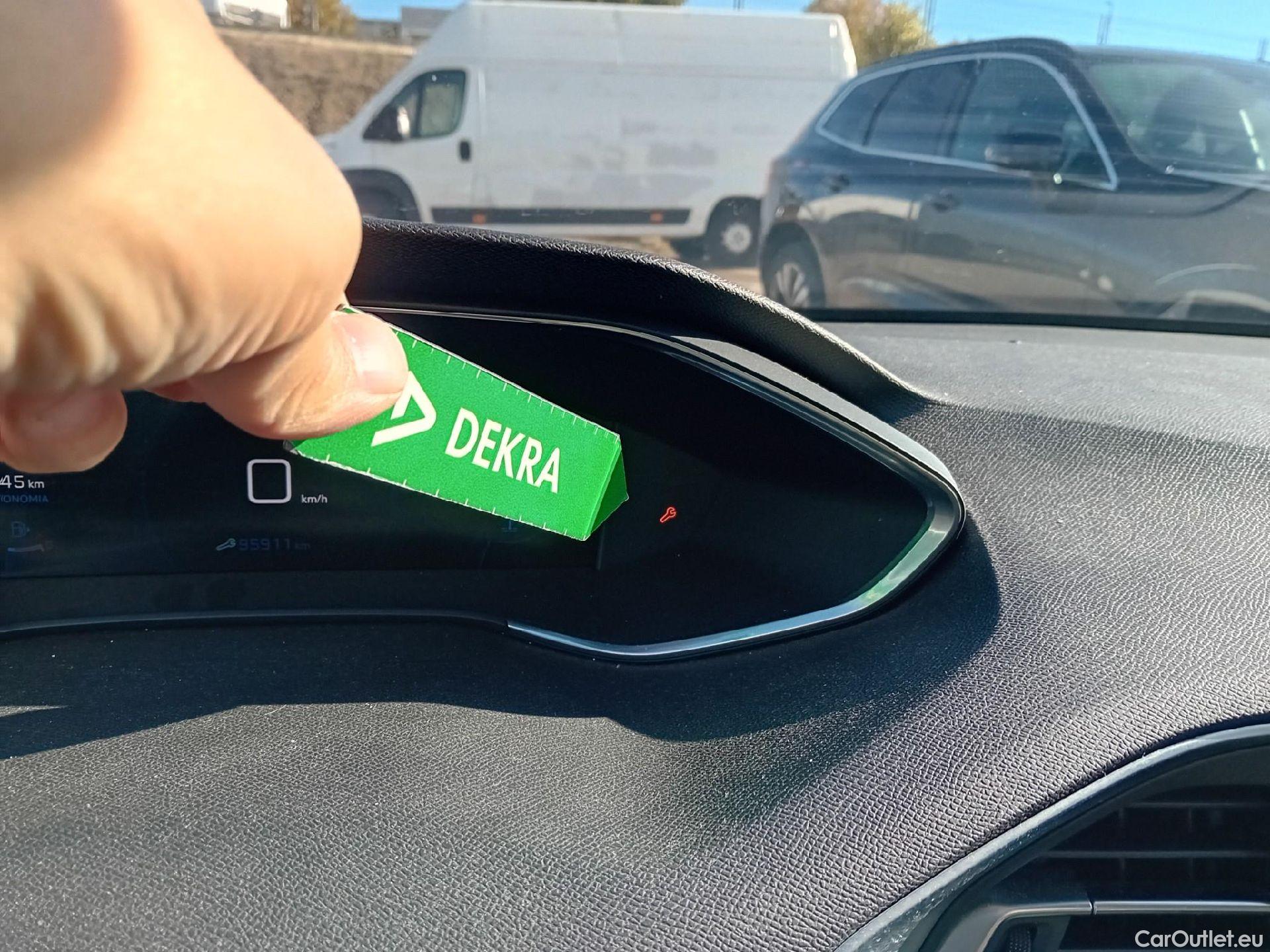  Peugeot  308 PEUGEOT  / 2017 / 5P / berlina con portón 5p Active Pack BlueHDi 130 S&S #20