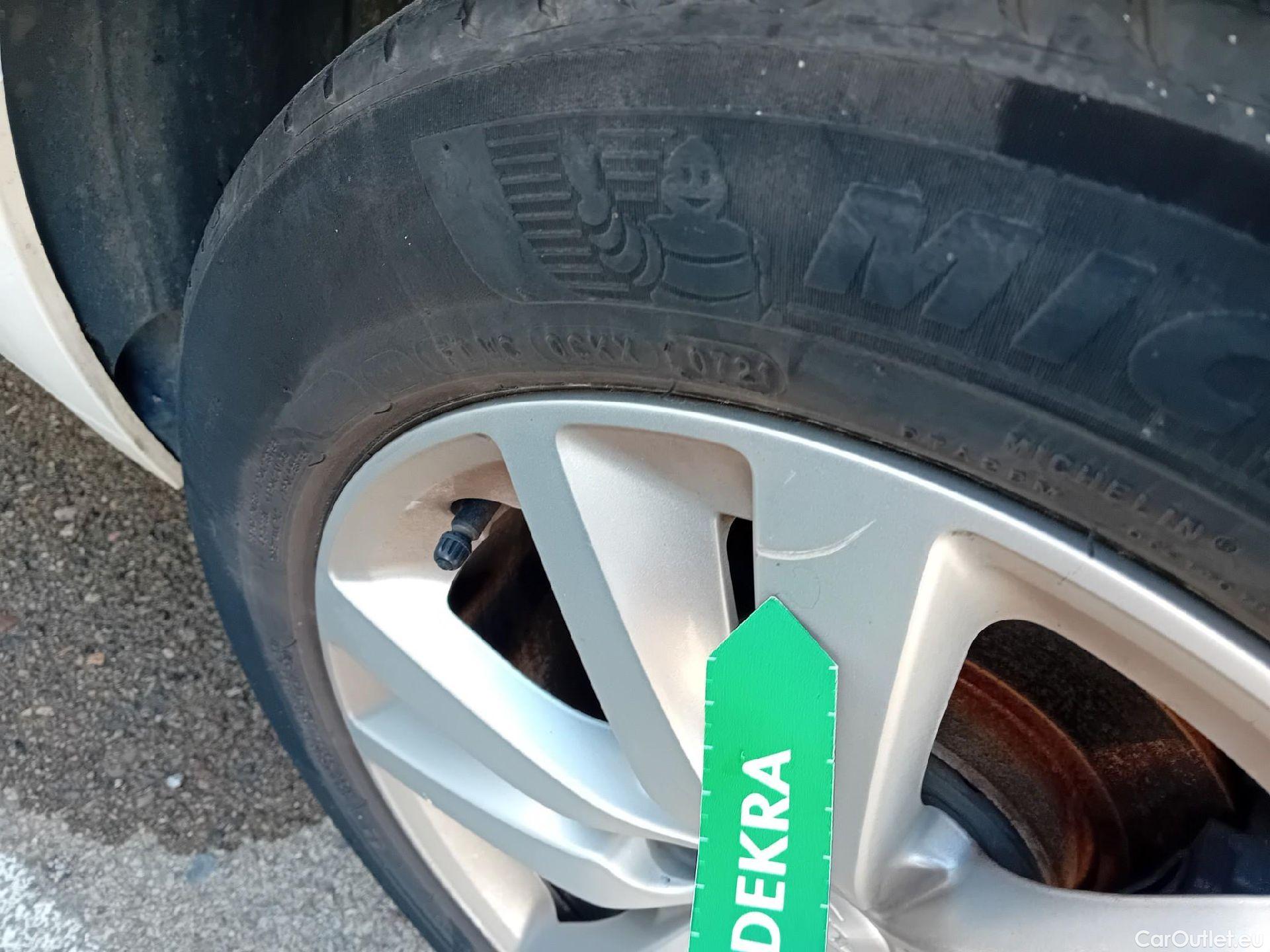  Peugeot  308 PEUGEOT  / 2017 / 5P / berlina con portón 5p Active Pack BlueHDi 130 S&S #7