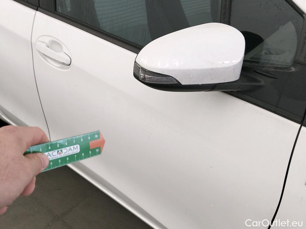  Toyota  Yaris TOYOTA  / 2017 / 5P / berlina con portón 1.5 100H Active #2