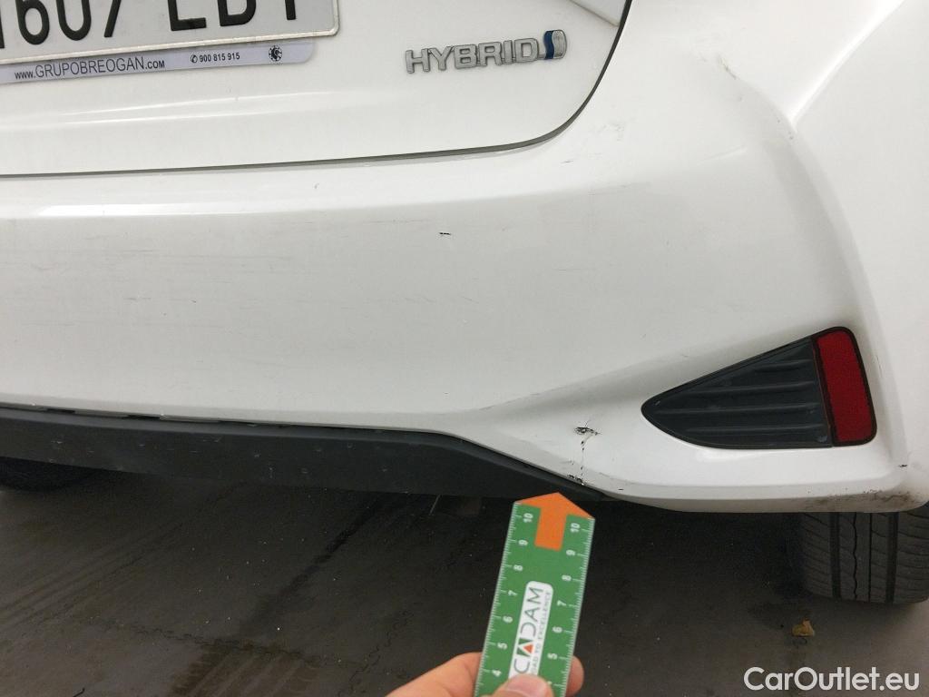  Toyota  Yaris TOYOTA  / 2017 / 5P / berlina con portón 1.5 100H Active #2