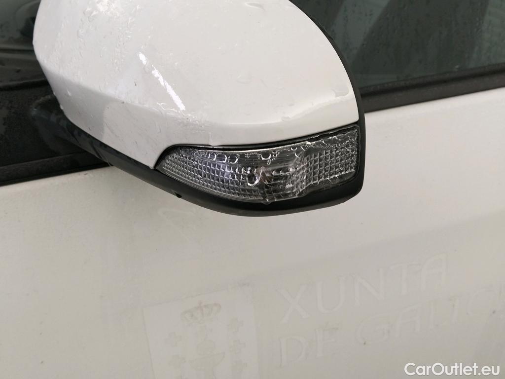  Toyota  Yaris TOYOTA  / 2017 / 5P / berlina con portón 1.5 100H Active #3