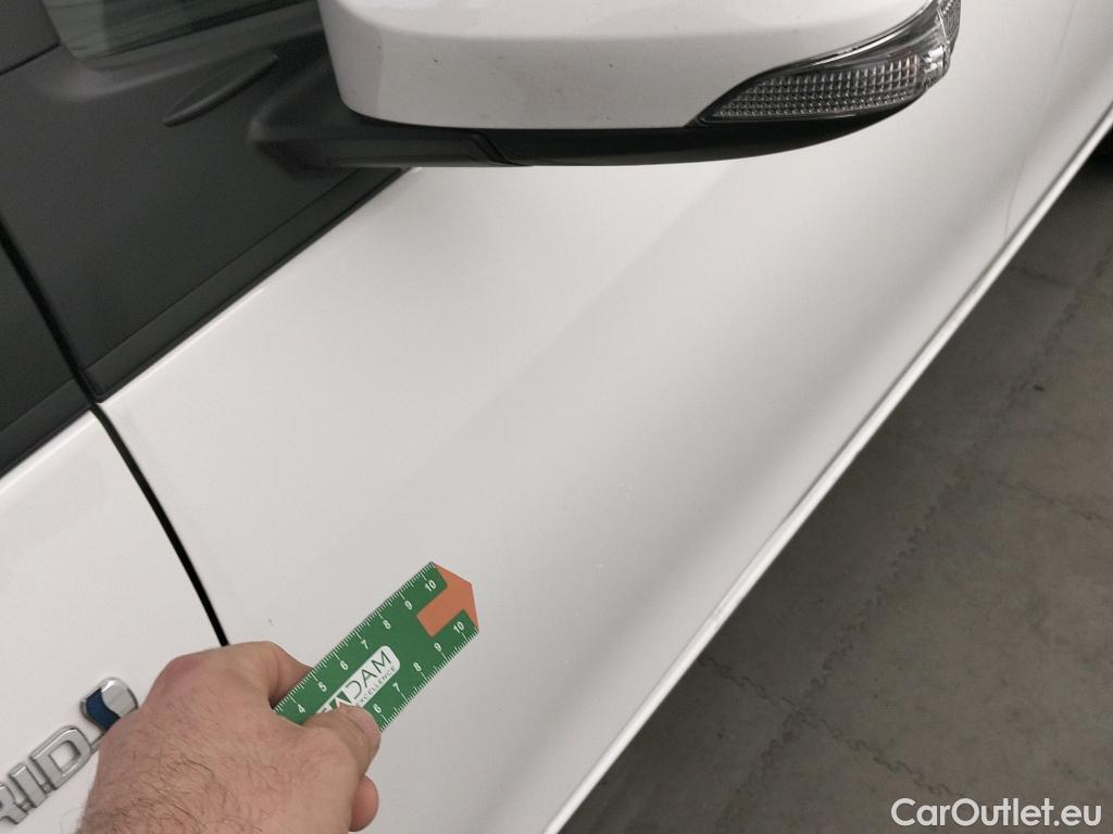  Toyota  Yaris TOYOTA  / 2017 / 5P / berlina con portón 1.5 100H Active #3