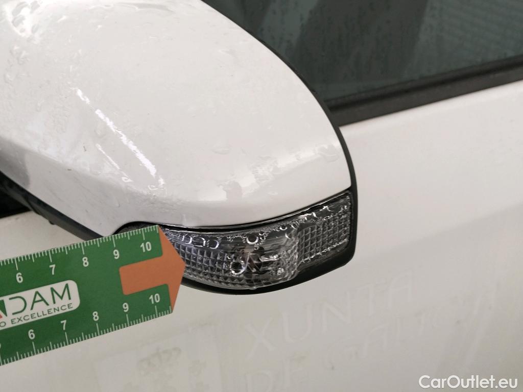  Toyota  Yaris TOYOTA  / 2017 / 5P / berlina con portón 1.5 100H Active #4