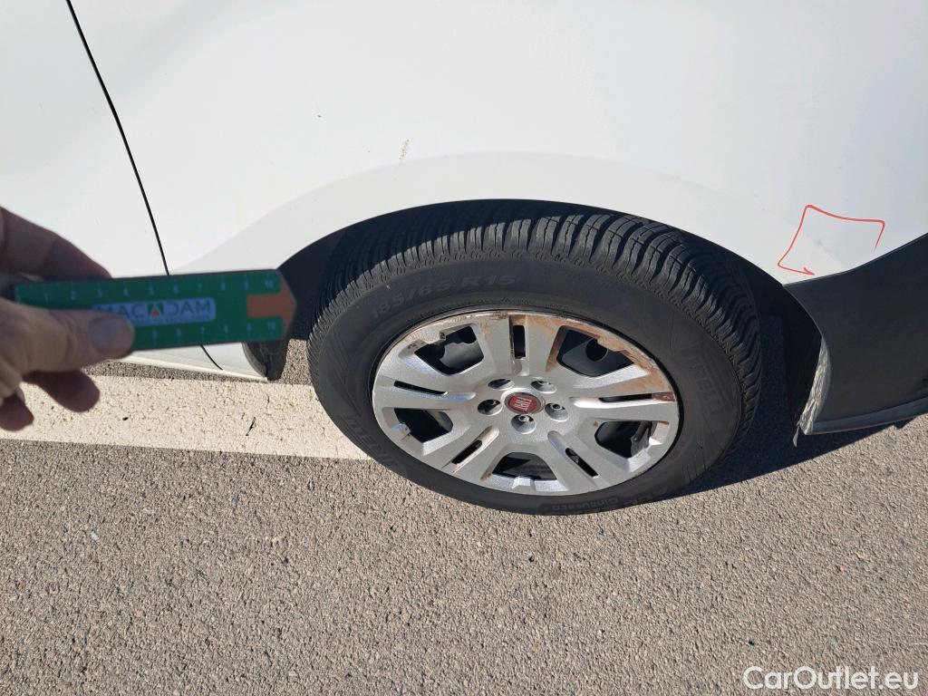  Fiat  Doblo FIAT Doblò Cargo/2015/4P/furgón derivado de turismo Cargo SX 1.3 Mjet 70 kW (95 CV) #33