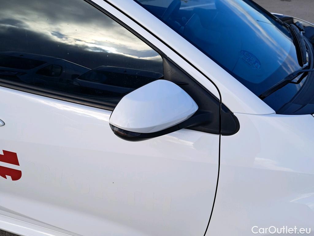  Toyota  Yaris TOYOTA  / 2020 / 5P / berlina con portón 1.5 120H Business Plus #19