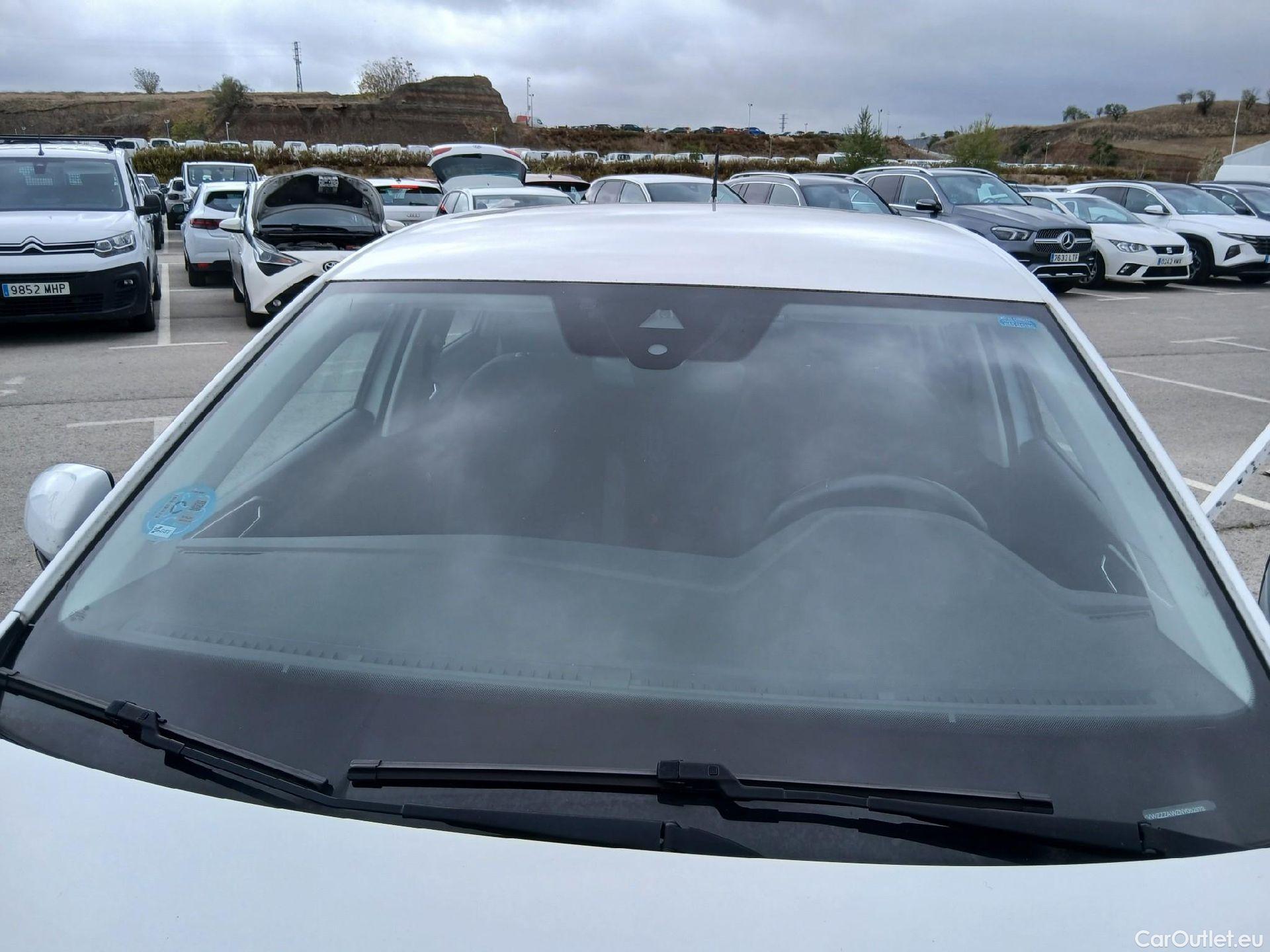  Volkswagen  Polo VOLKSWAGEN  / 2021 / 5P / berlina con portón Life 1.0 TSI 70kW (95CV) #3