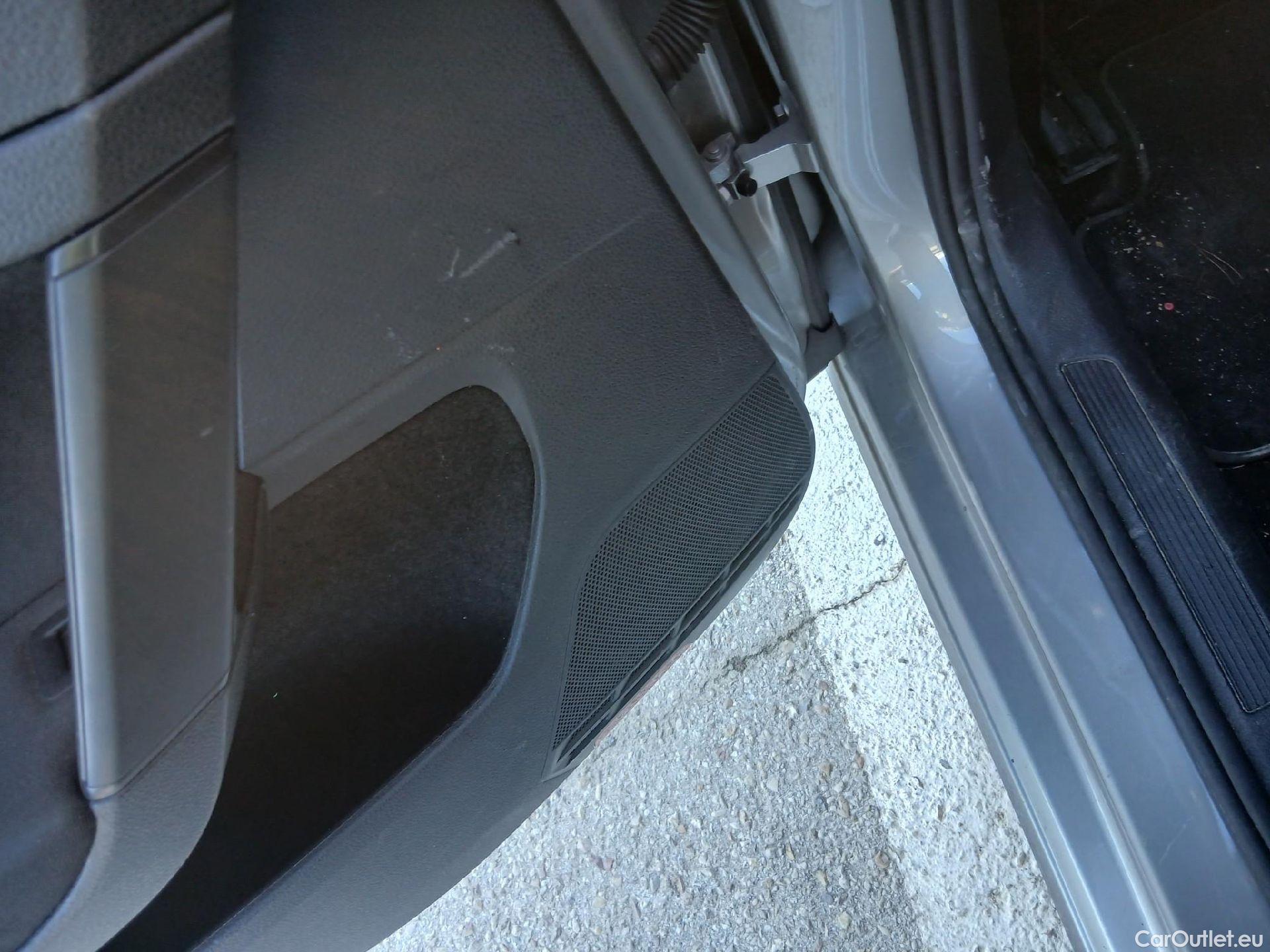  Volkswagen  Golf  VOLKSWAGEN / 2016 / 5P / familiar Business 1.6 TDI 85kW (115CV) Variant #9