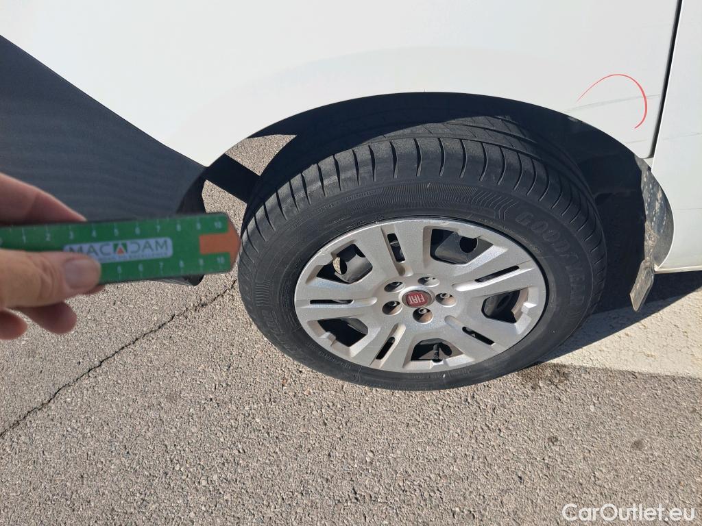  Fiat  Doblo FIAT Doblò Cargo/2015/4P/furgón derivado de turismo Cargo SX 1.3 Mjet 70 kW (95 CV) #31