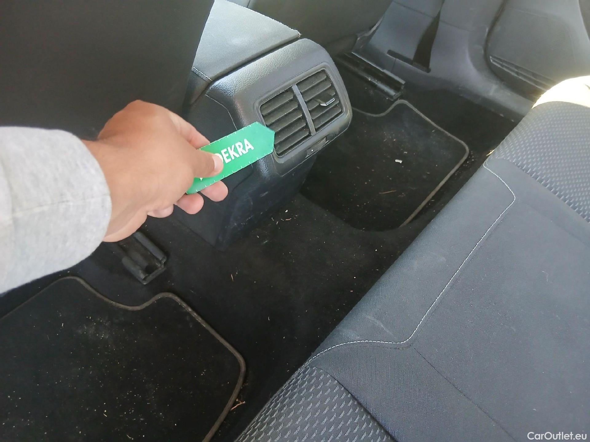  Volkswagen  Golf  VOLKSWAGEN / 2016 / 5P / familiar Business 1.6 TDI 85kW (115CV) Variant #12