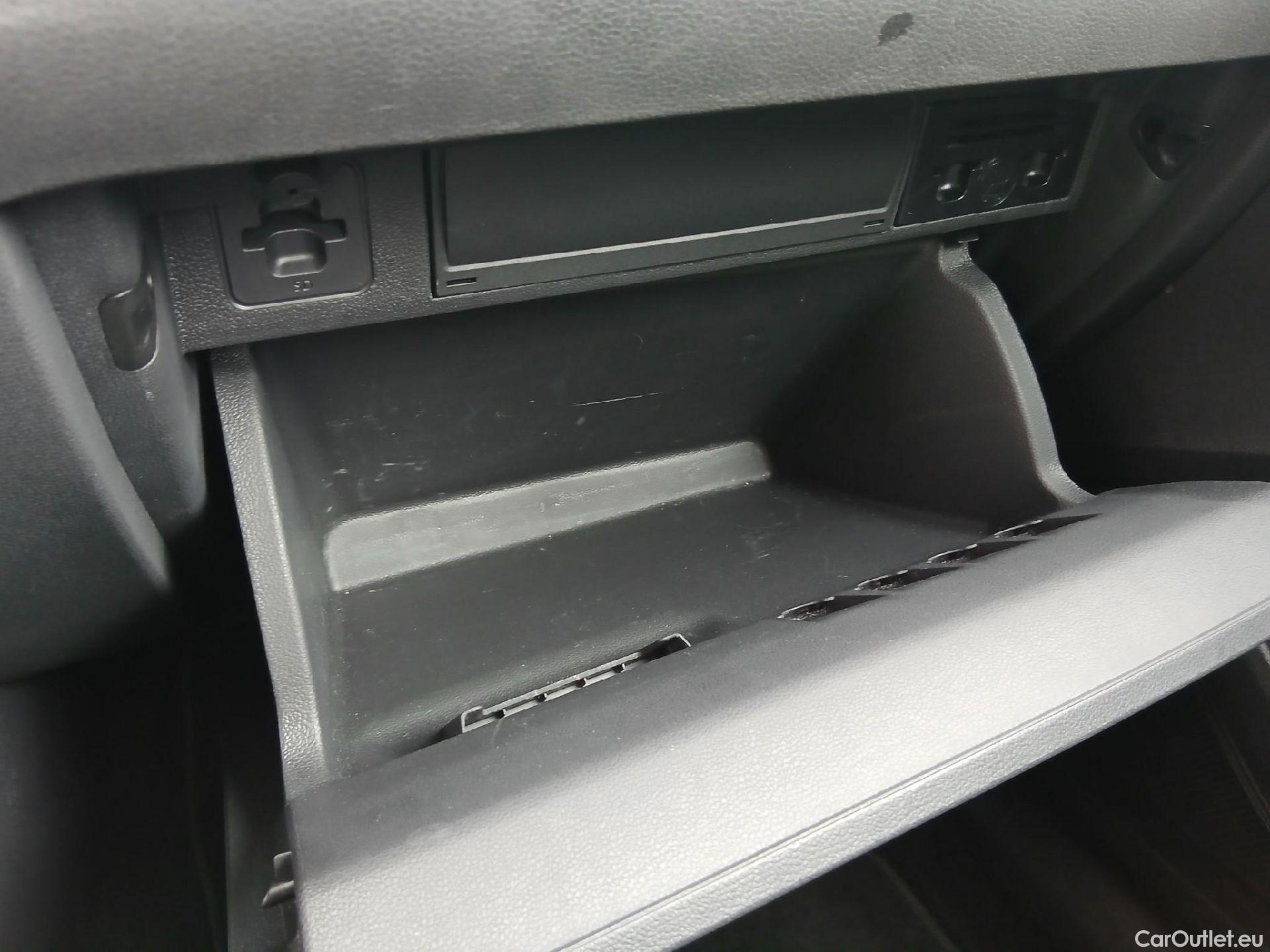  Volkswagen  Polo VOLKSWAGEN  / 2021 / 5P / berlina con portón Life 1.0 TSI 70kW (95CV) #2