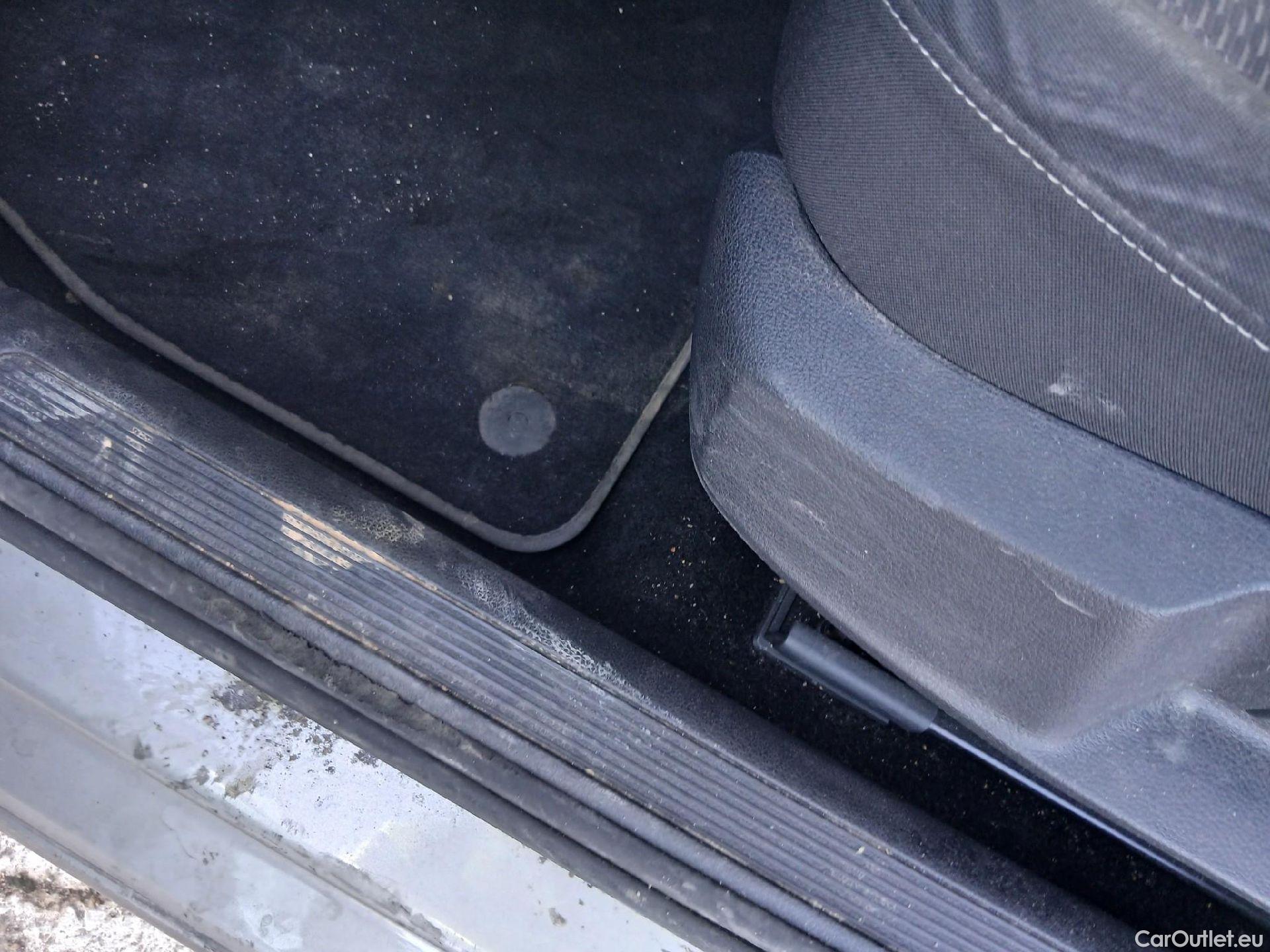  Volkswagen  Golf  VOLKSWAGEN / 2016 / 5P / familiar Business 1.6 TDI 85kW (115CV) Variant #6