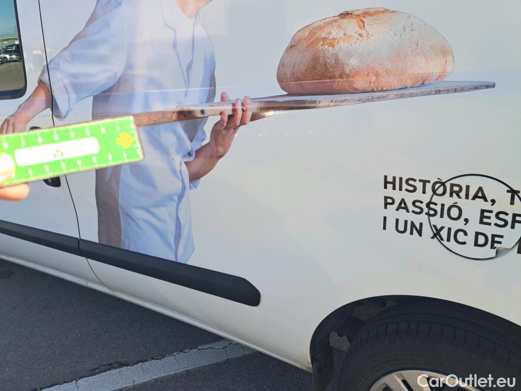  Fiat  Doblo FIAT Doblò Cargo/2015/4P/furgón derivado de turismo Cargo SX 1.3 Mjet 70 kW (95 CV) #49