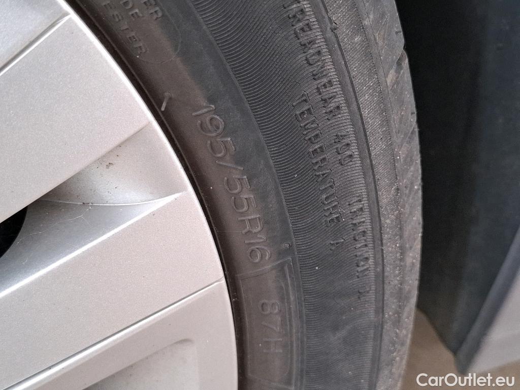  Peugeot  208  Signature 1.2 PureTech 80CV BVM5 E6dT #14