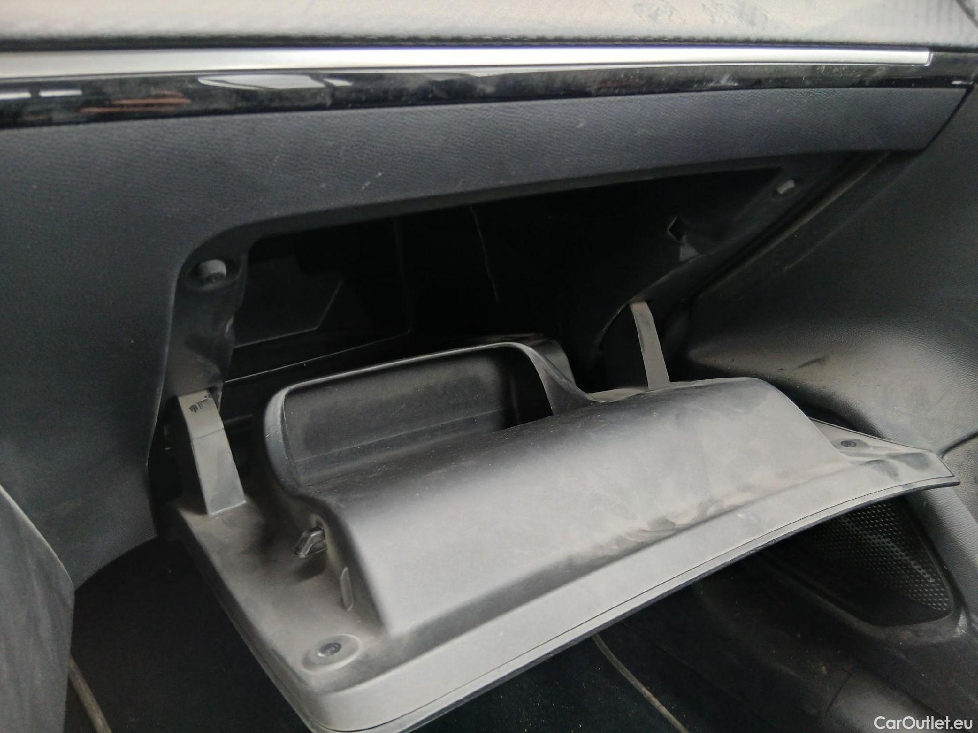  Peugeot  208 PEUGEOT  / 2019 / 5P / berlina con portón BlueHDi 73kW (100CV) Active #1