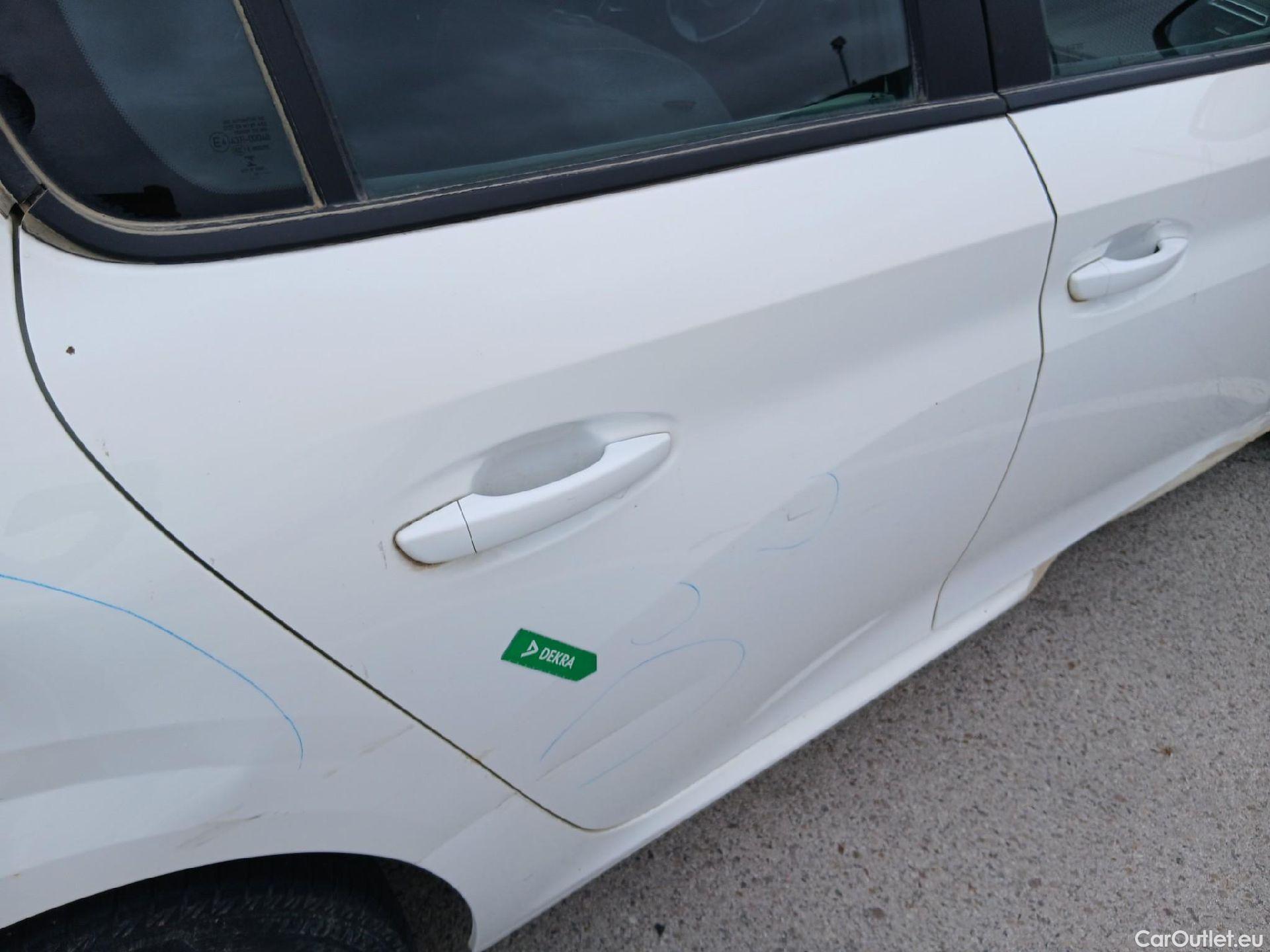  Peugeot  208 PEUGEOT  / 2019 / 5P / berlina con portón BlueHDi 73kW (100CV) Active #39