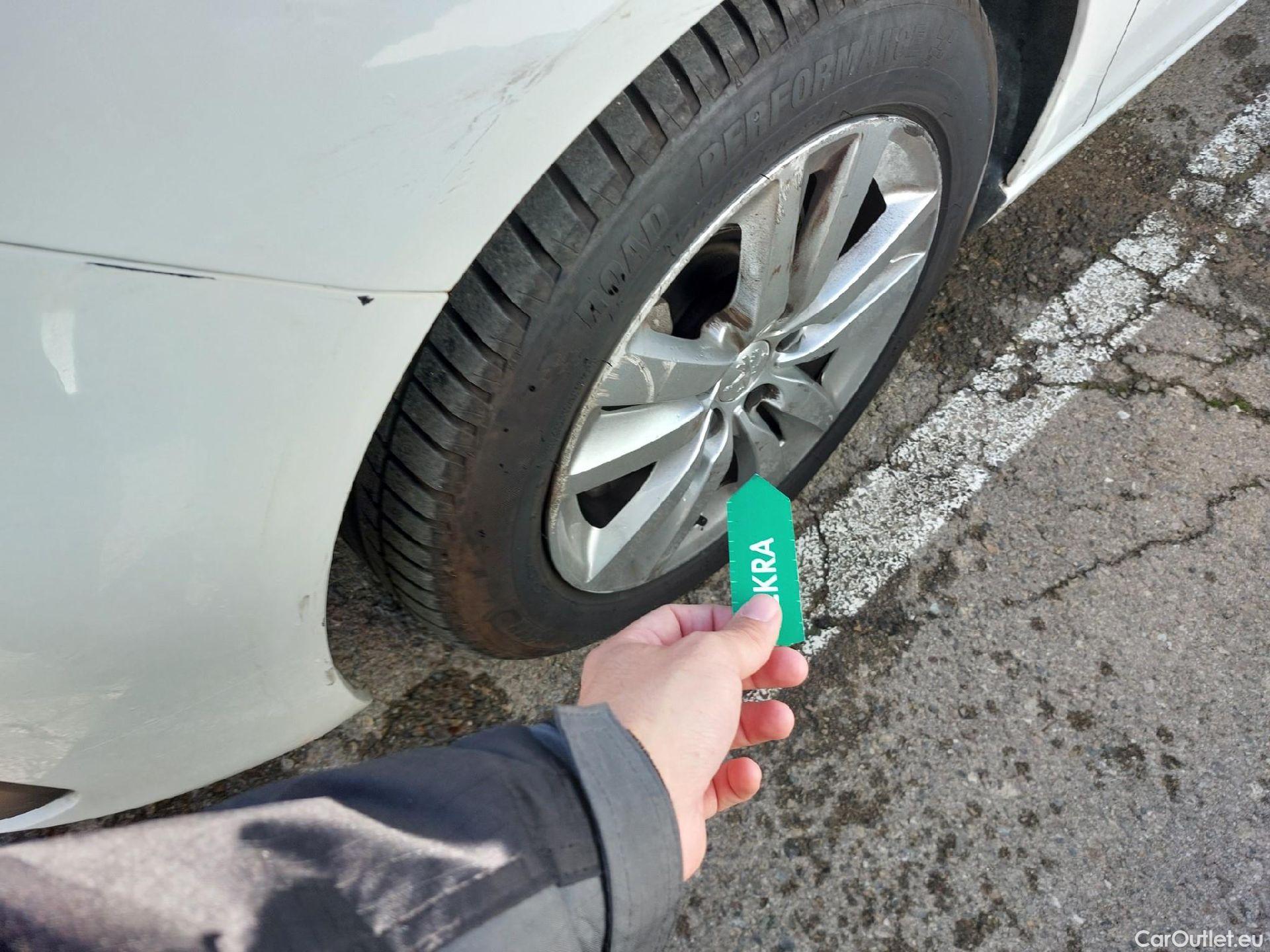  Peugeot  308 PEUGEOT  / 2017 / 5P / berlina con portón 5p Active Pack BlueHDi 130 S&S #4