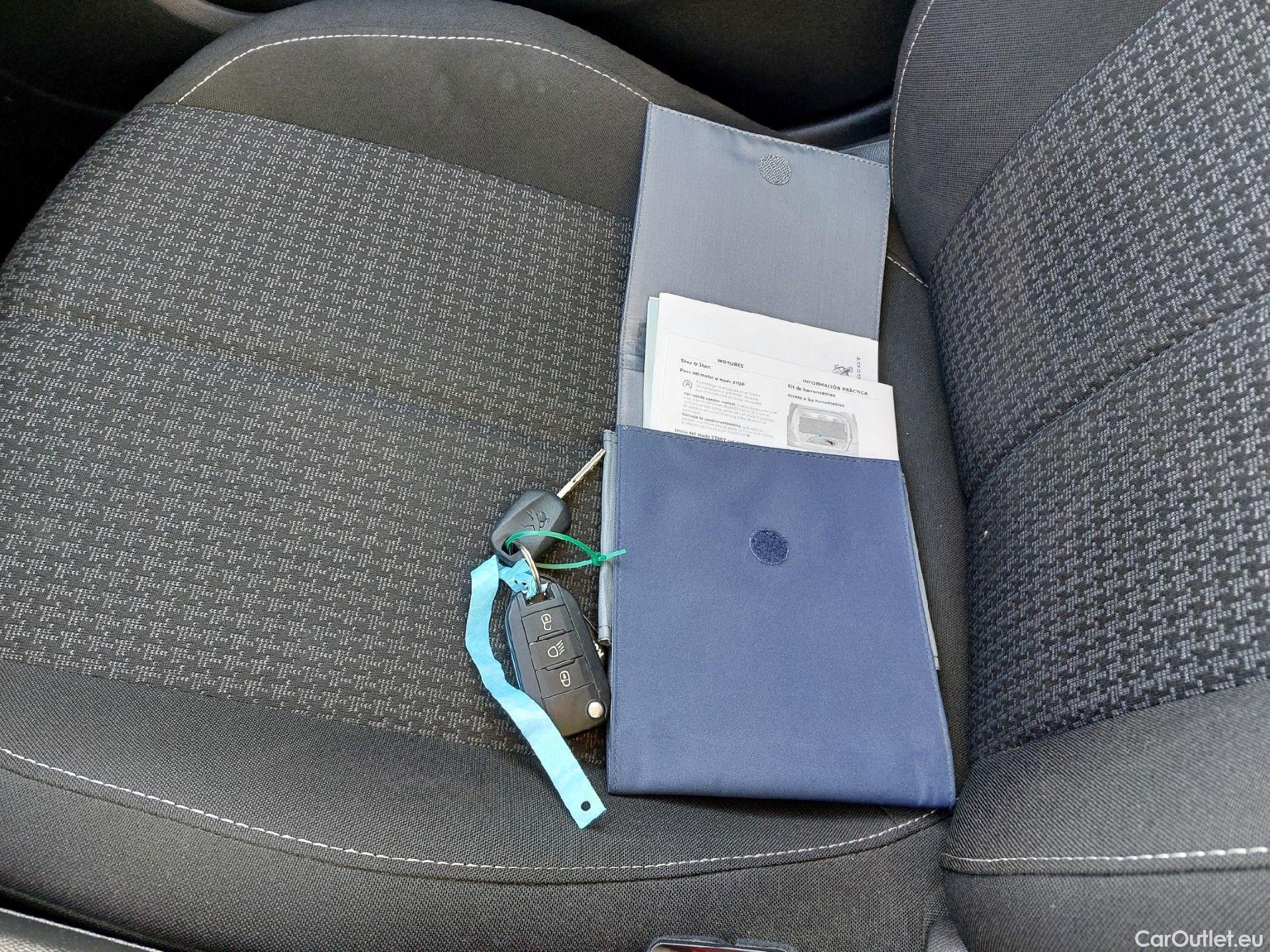  Peugeot  308 PEUGEOT  / 2017 / 5P / berlina con portón 5p Active Pack BlueHDi 130 S&S #1