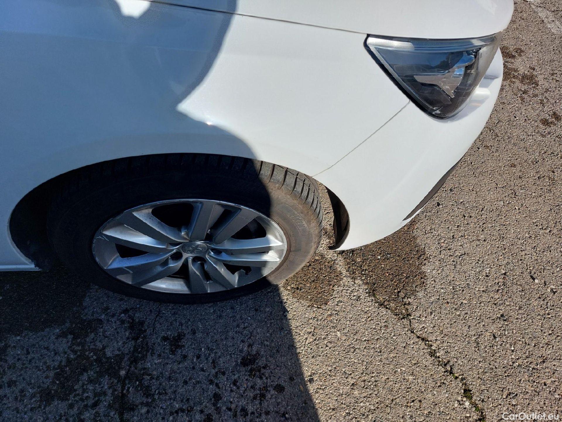  Peugeot  308 PEUGEOT  / 2017 / 5P / berlina con portón 5p Active Pack BlueHDi 130 S&S #19