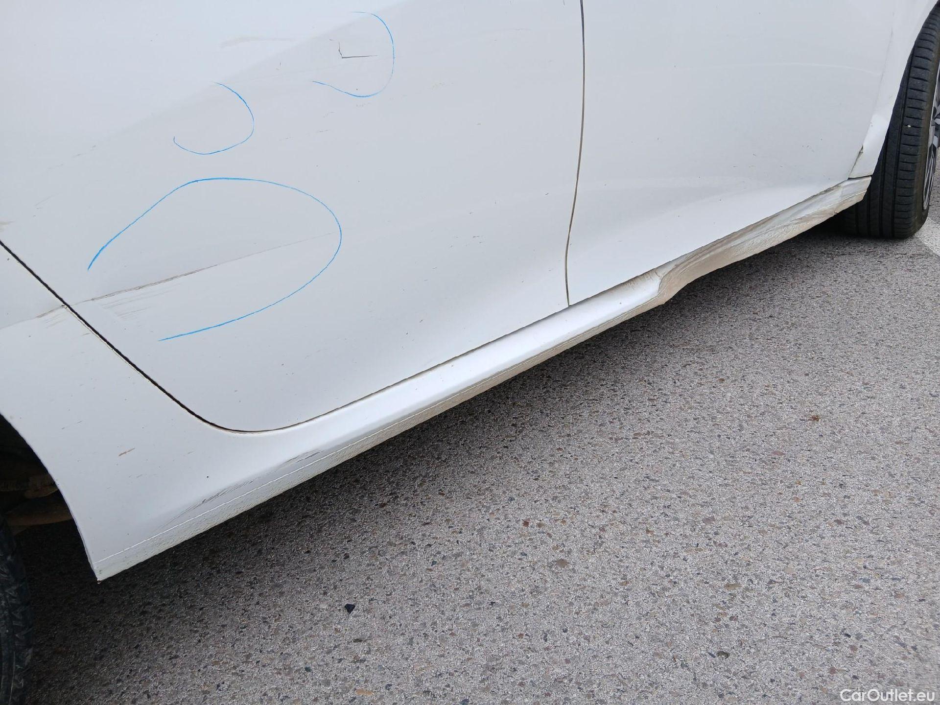  Peugeot  208 PEUGEOT  / 2019 / 5P / berlina con portón BlueHDi 73kW (100CV) Active #41