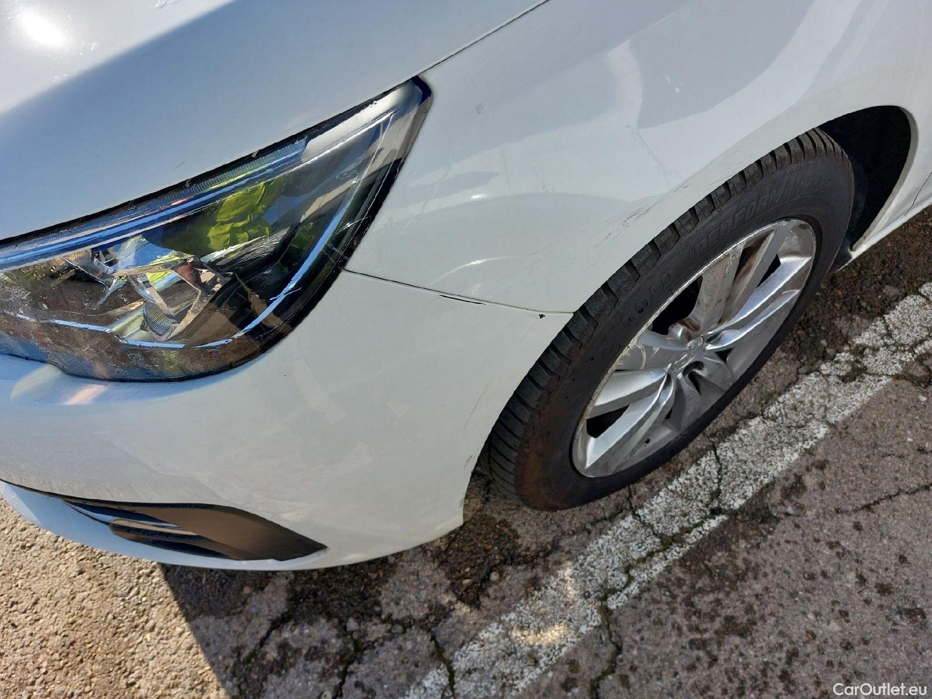  Peugeot  308 PEUGEOT  / 2017 / 5P / berlina con portón 5p Active Pack BlueHDi 130 S&S #5