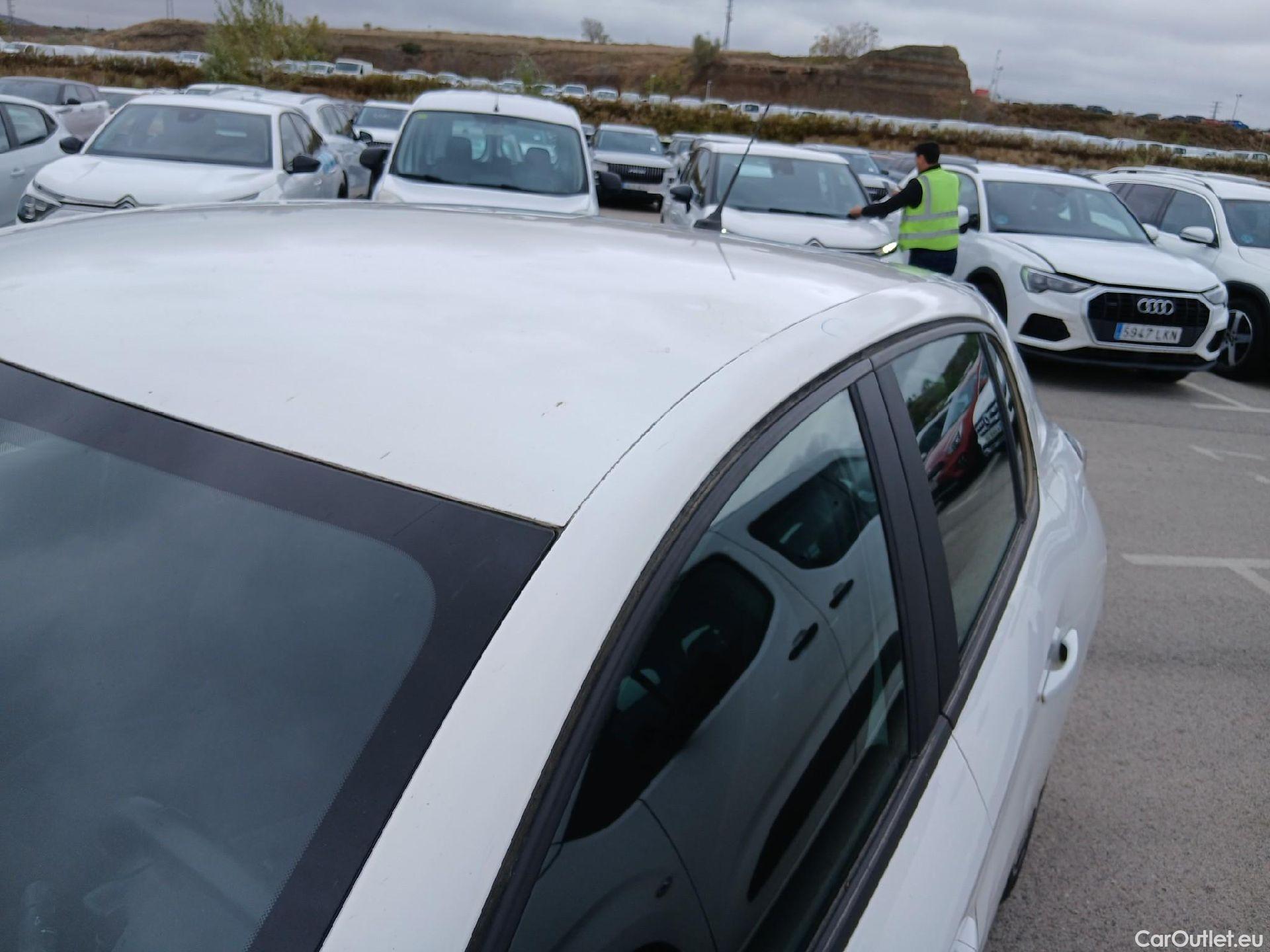  Peugeot  208 PEUGEOT  / 2019 / 5P / berlina con portón BlueHDi 73kW (100CV) Active #18