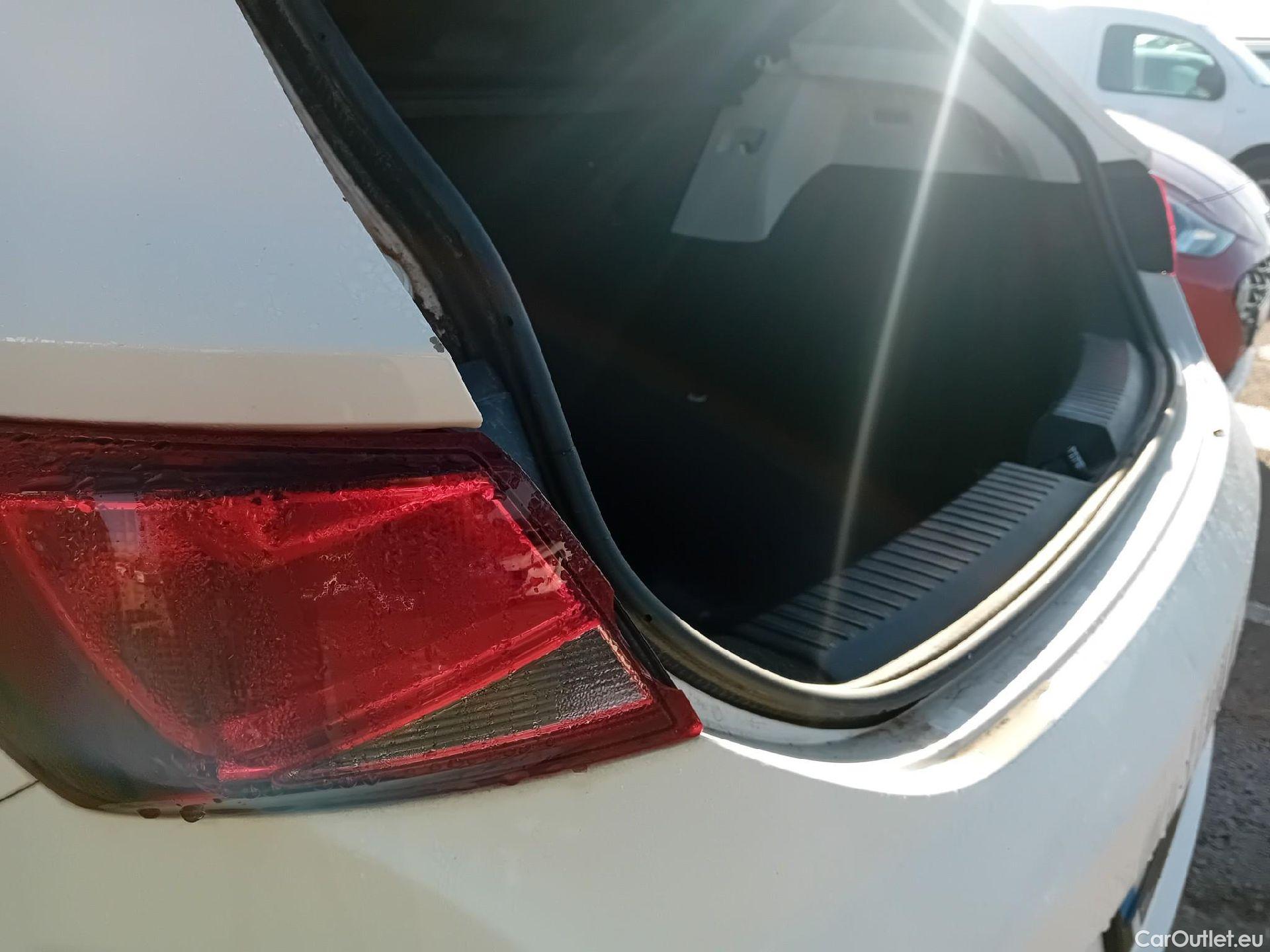  Seat  Leon SEAT León / 2016 / 5P / berlina con portón 1.6 TDI 85kW S&S Style Visio Ed Nav (AC) #9