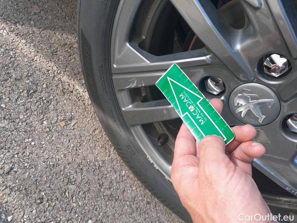  Peugeot  208 PEUGEOT  / 2019 / 5P / berlina con portón BlueHDi 73kW (100CV) Active Pack (AC) #6