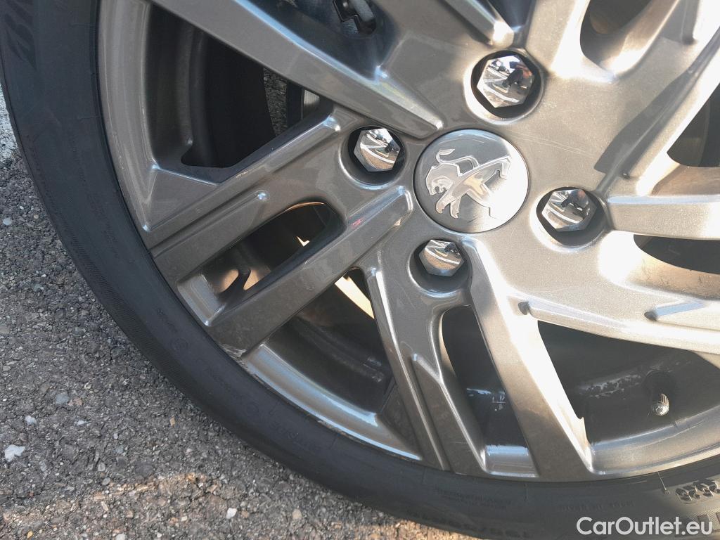  Peugeot  208 PEUGEOT  / 2019 / 5P / berlina con portón BlueHDi 73kW (100CV) Active Pack (AC) #8