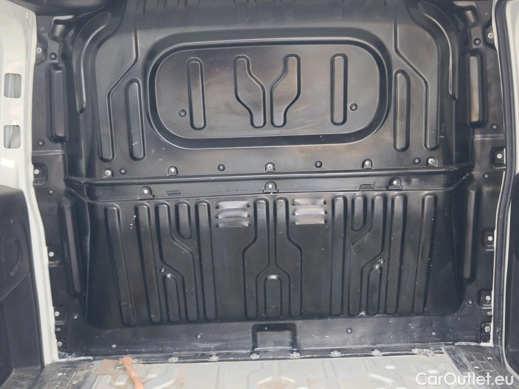  Fiat  Doblo FIAT Doblò Cargo/2015/4P/furgón derivado de turismo Cargo Maxi SX 1.6 Mjet 78kW (105CV) #22