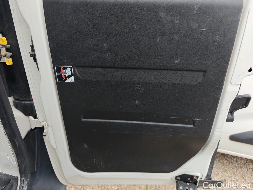  Fiat  Doblo FIAT Doblò Cargo/2015/4P/furgón derivado de turismo Cargo Maxi SX 1.6 Mjet 78kW (105CV) #18