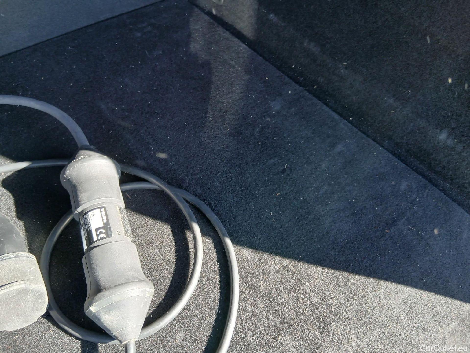  Volvo  XC60 VOLVO  / 2017 / 5P / todoterreno 2.0 T6 AWD Recharge R-Design Exp Auto #2