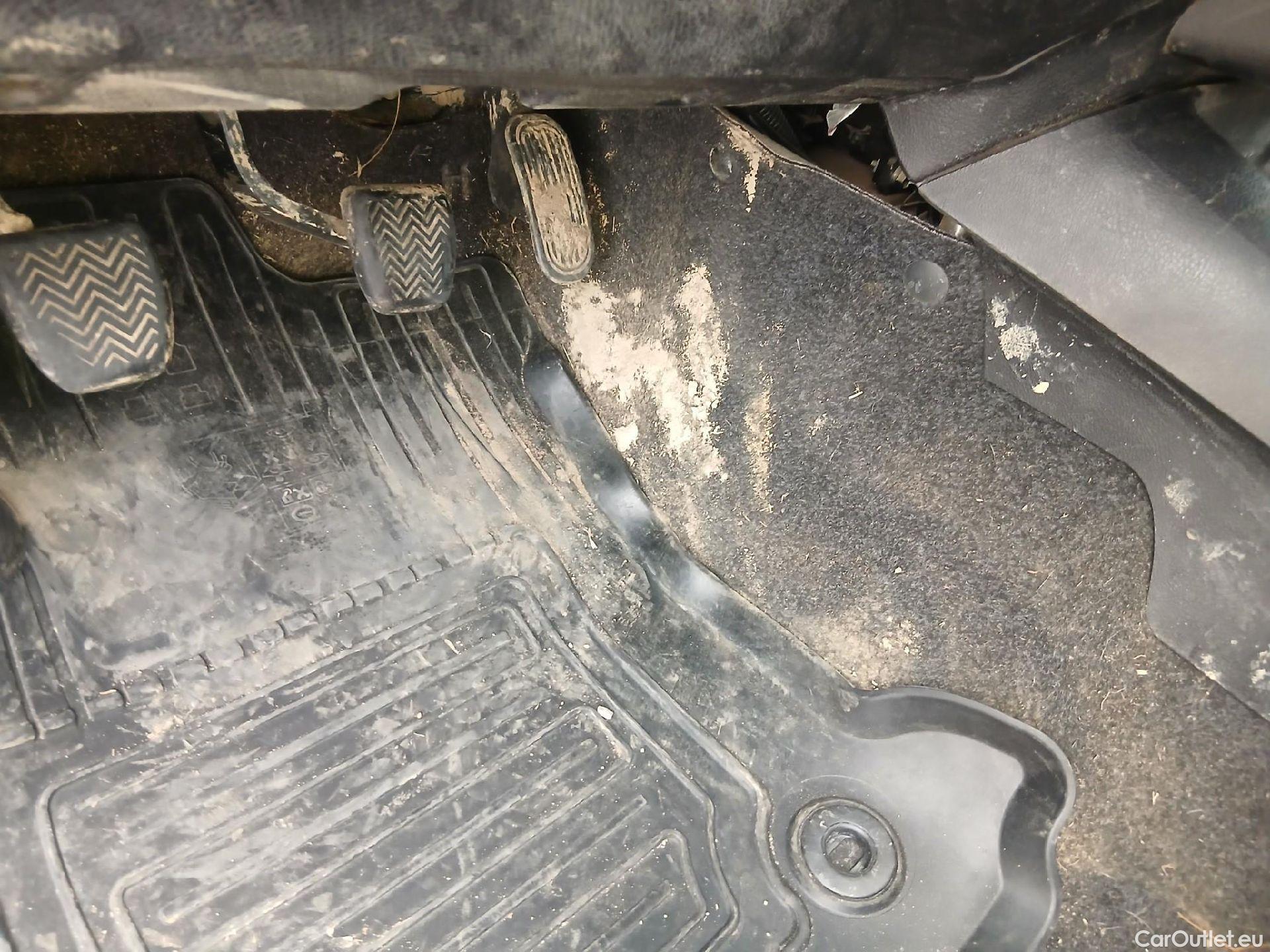  Toyota  Hilux TOYOTA  / 2016 / 4P / pickup 2.4 D-4D Cabina Doble GX #2