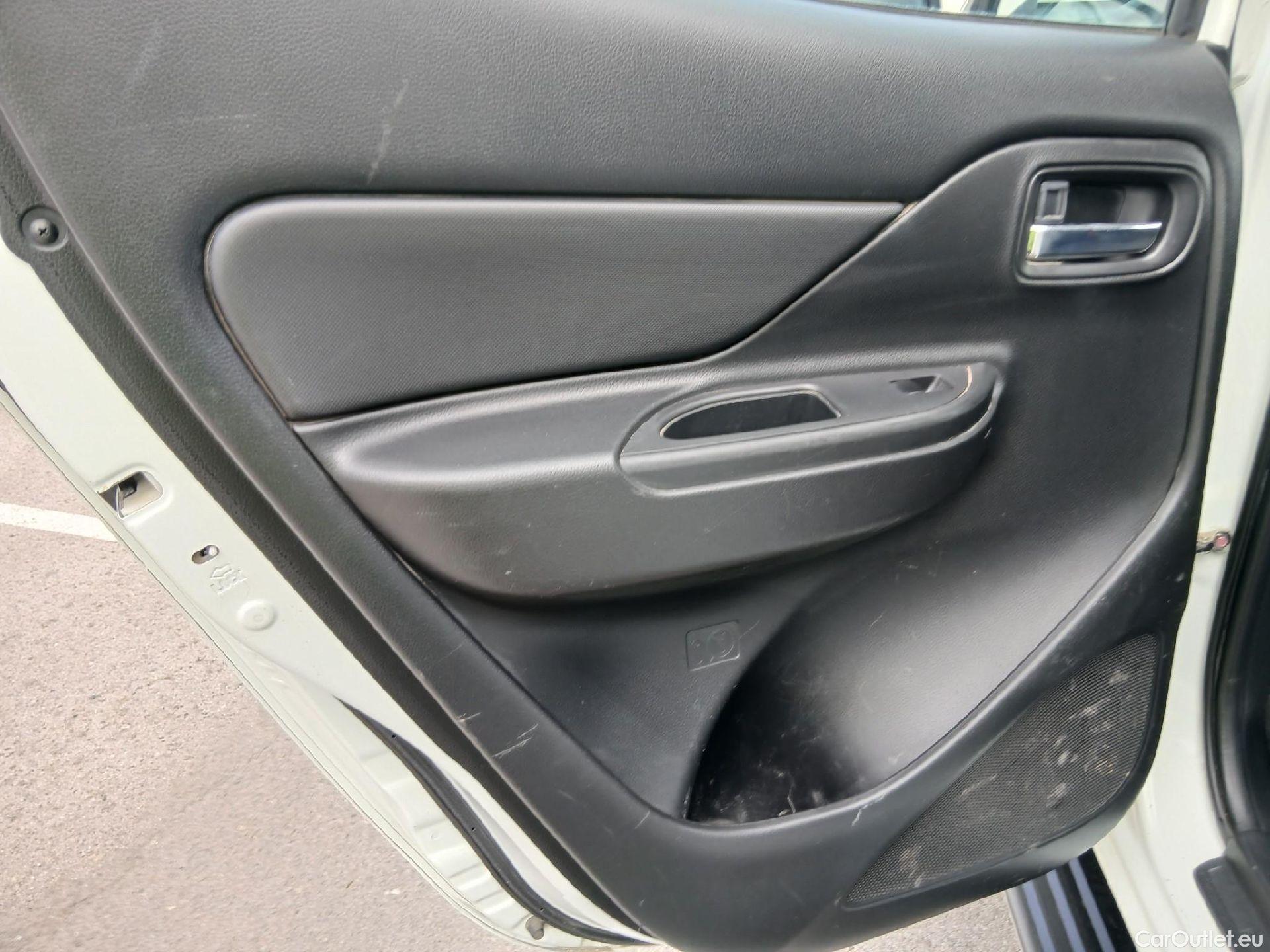  Mitsubishi  L200 MITSUBISHI  / 2019 / 4P / pickup doble cabina D/C 220 DI-D M-Pro #9