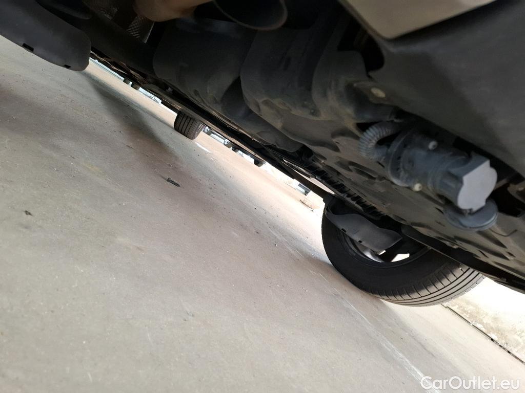  Peugeot  5008  GT Line 1.5 HDi 130CV BVA8 7 Sieges E6dT #18