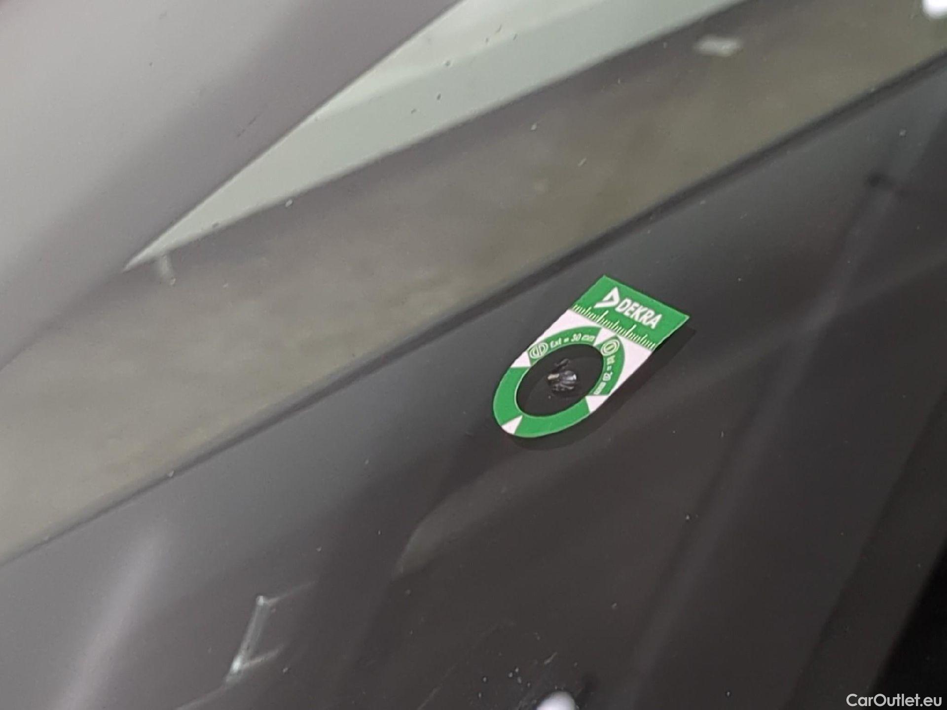  Renault  Megane RENAULT Mégane Berline / 2020 / 5P / Berline evolution TCe 140 #24