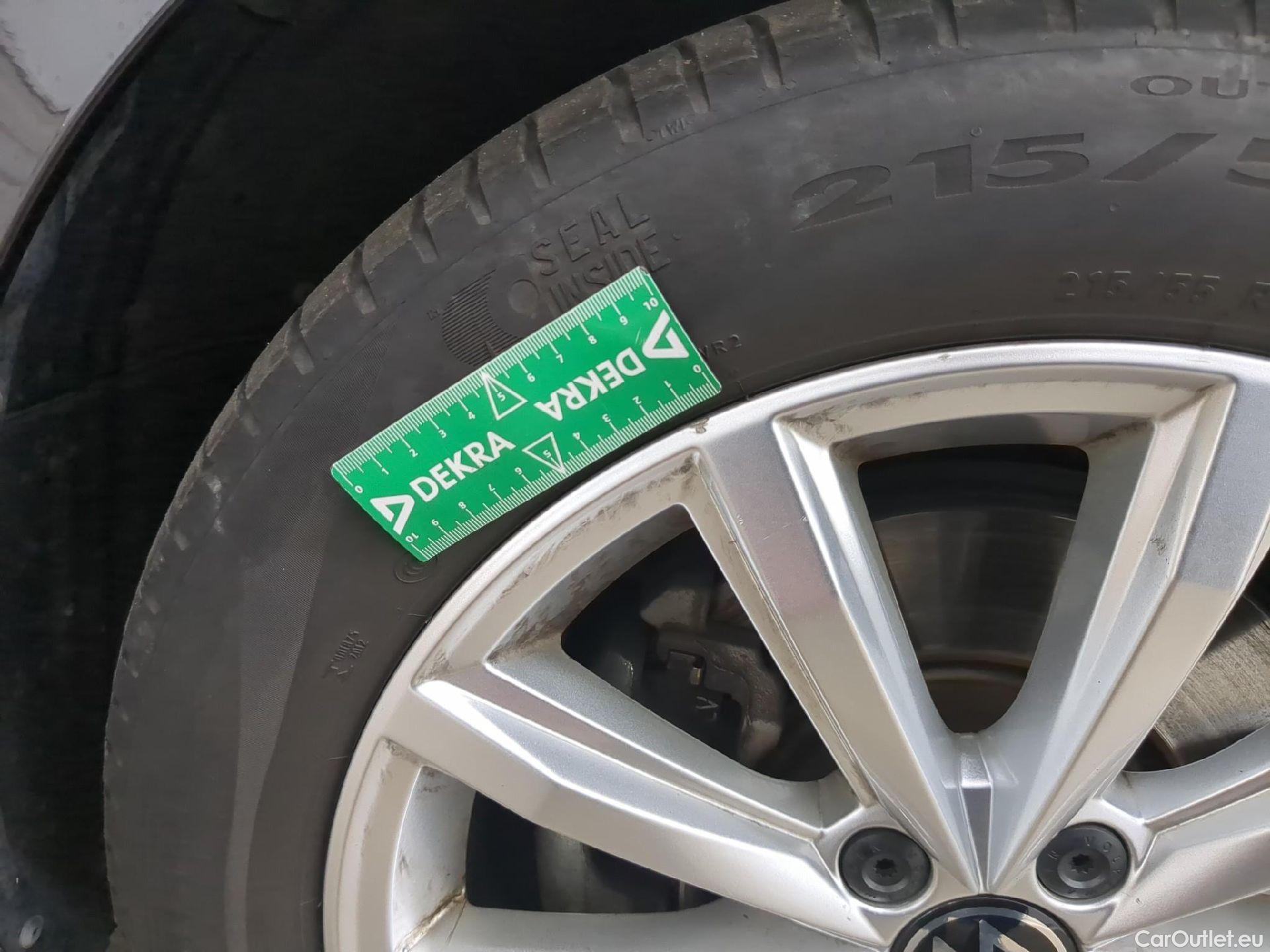  Volkswagen  Passat VOLKSWAGEN  SW / 2019 / 5P / Break 2.0 TDI 150 SCR DSG7 SW LOUNGE #1