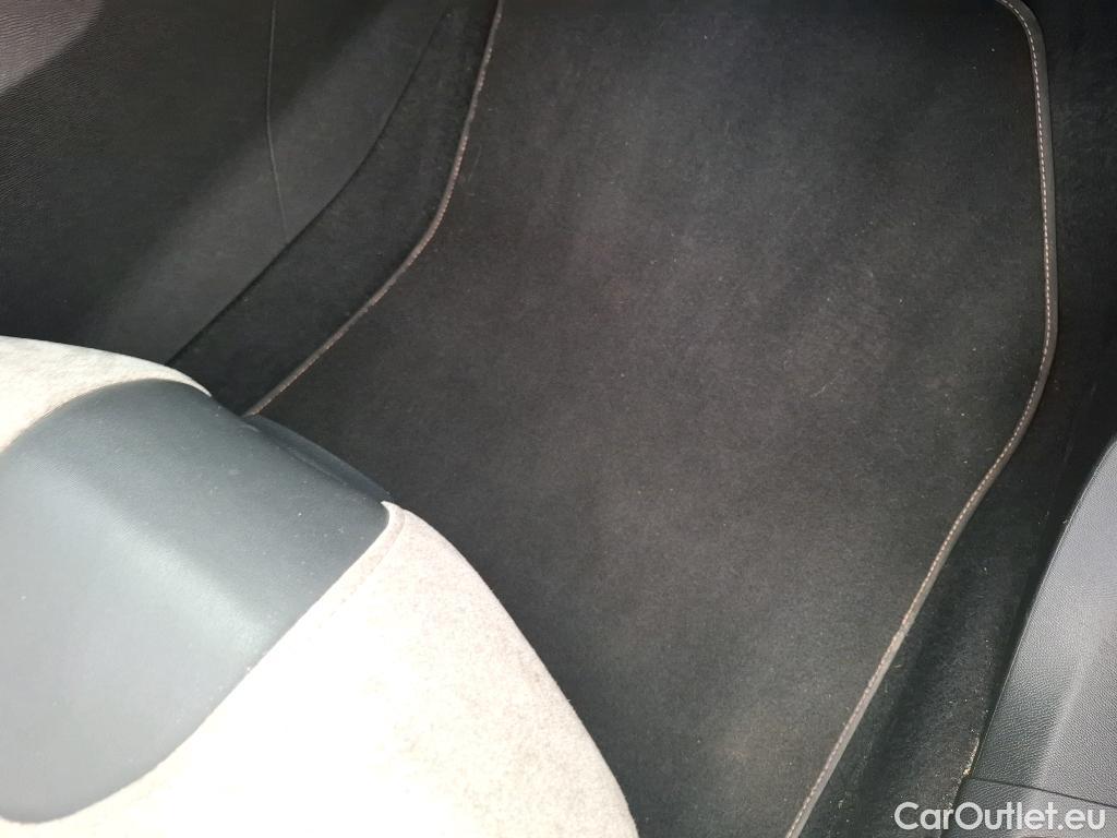  Peugeot  3008 PEUGEOT  / 2016 / 5P / SUV Hybrid 225 e-EAT8 GT #4