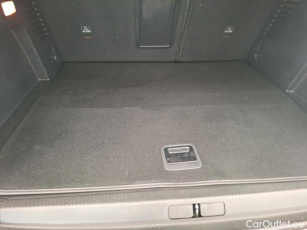  Peugeot  3008 PEUGEOT  / 2016 / 5P / SUV Hybrid 225 e-EAT8 GT #2