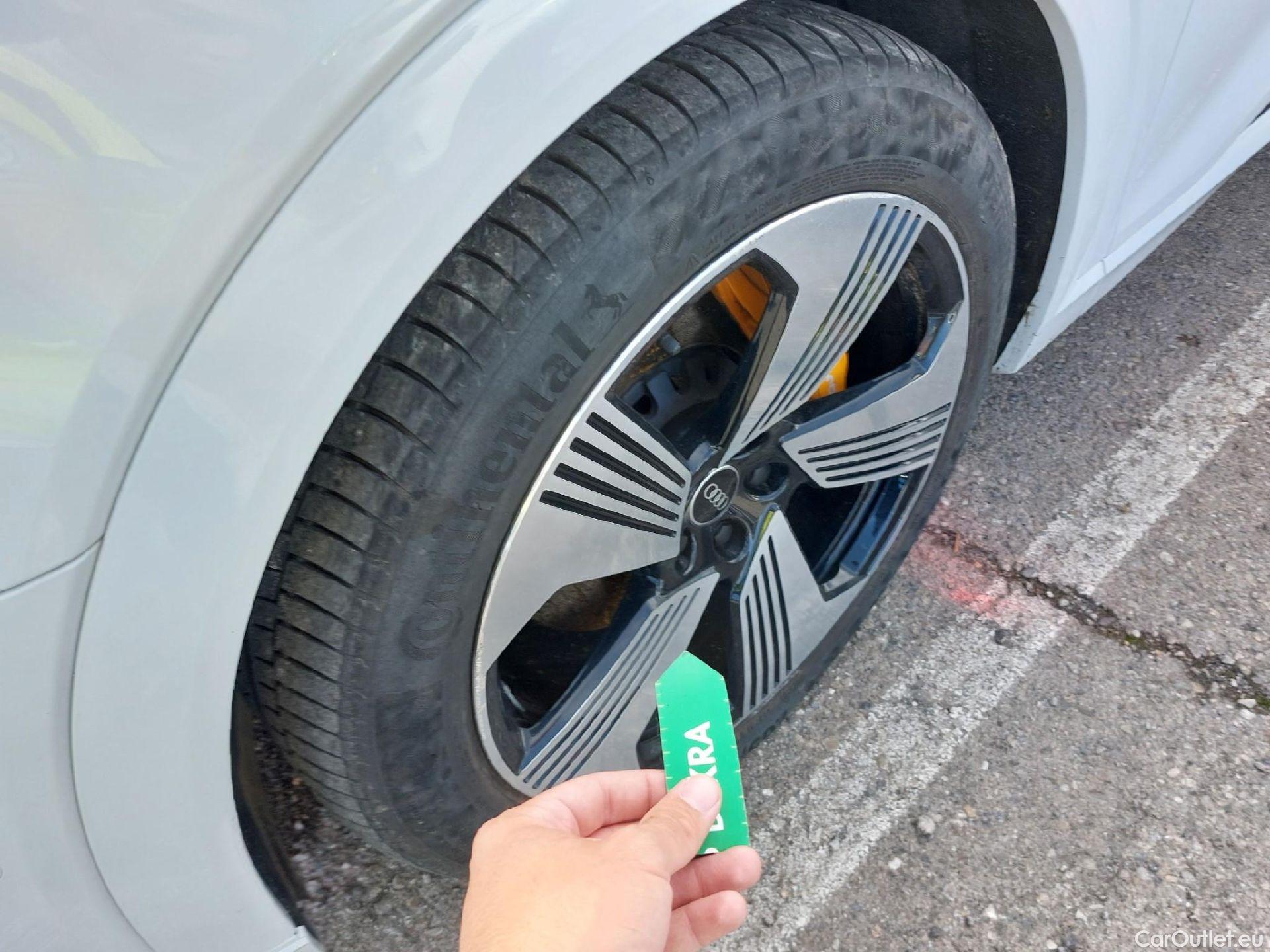  Audi  E-TRON AUDI  Sportback / 2019 / 5P / todoterreno Black line 55 quattro #12