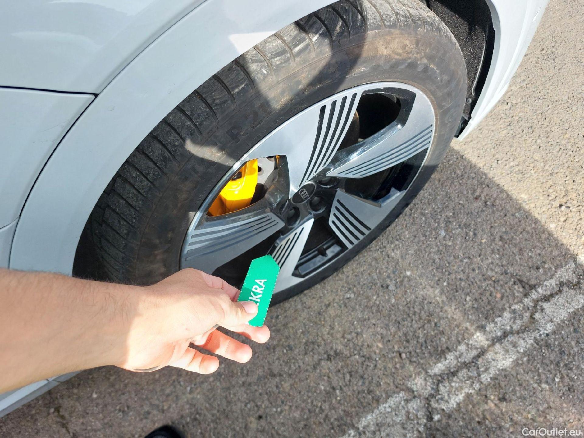  Audi  E-TRON AUDI  Sportback / 2019 / 5P / todoterreno Black line 55 quattro #27