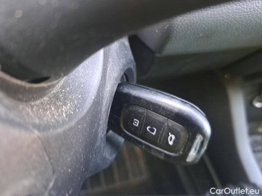  Renault  Clio RENAULT  / 2019 / 5P / berlina con portón Business TCe 67 kW (90CV) #2