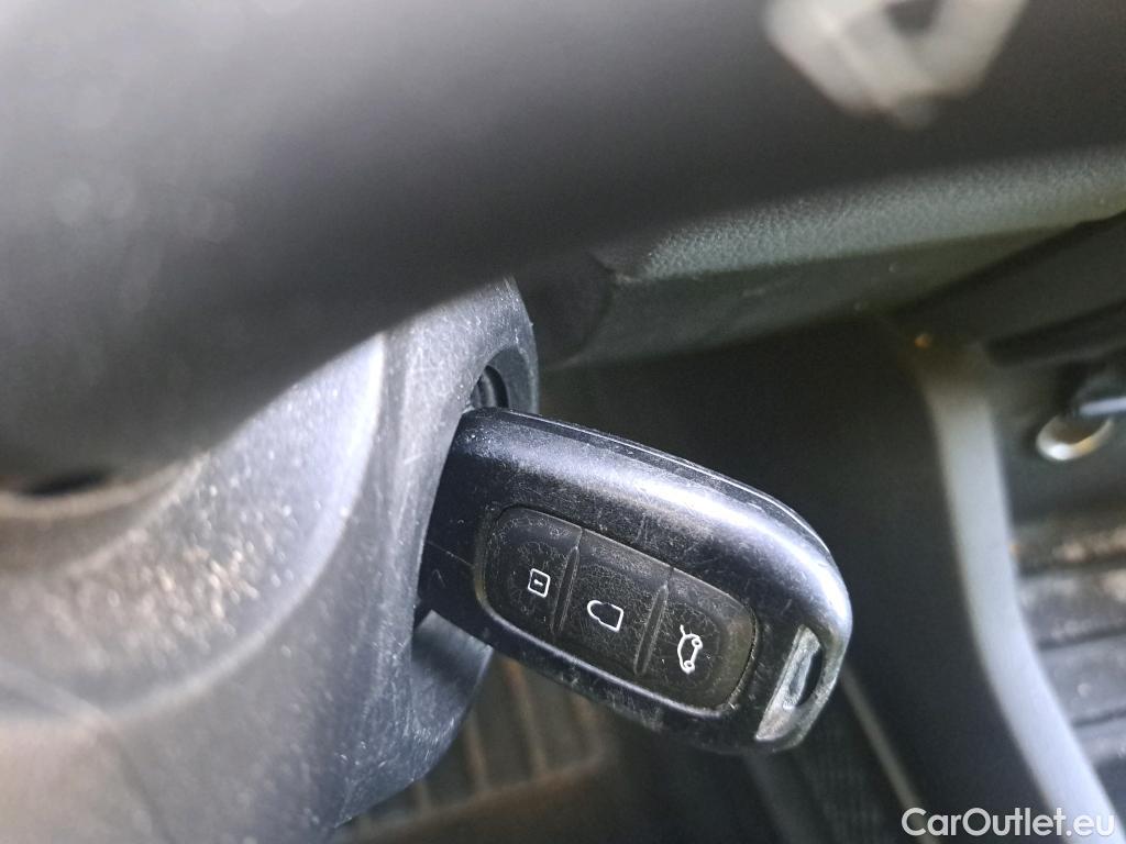  Renault  Clio RENAULT  / 2019 / 5P / berlina con portón Business TCe 67 kW (90CV) #1